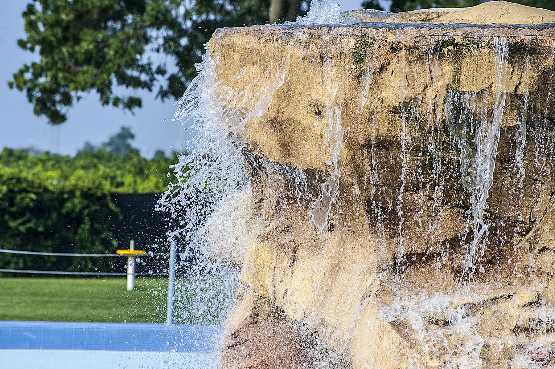 Acqua su fontana