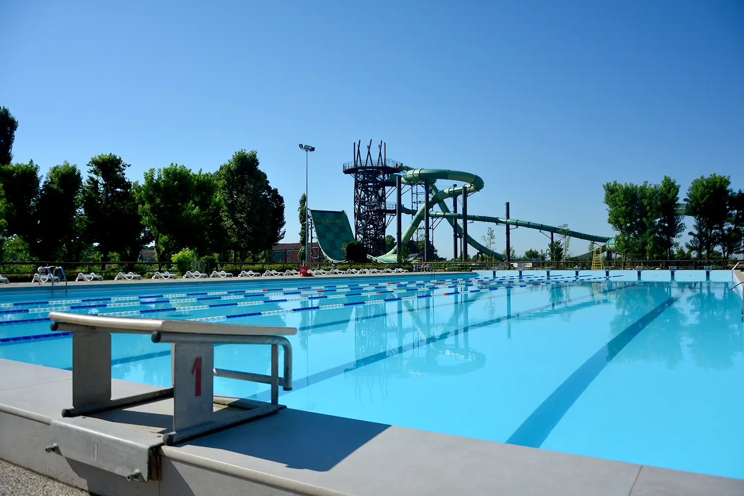 Piscina con corsie per nuotare