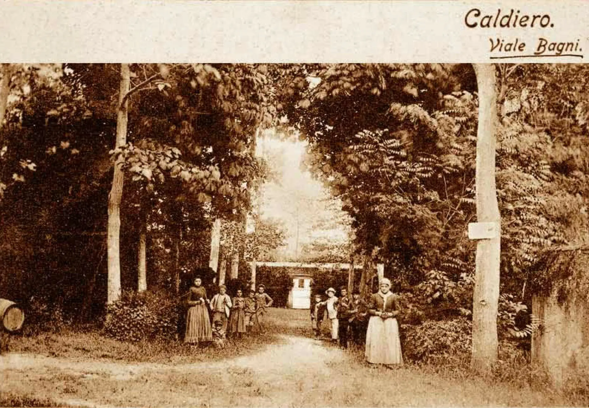 Foto storica del parco termale con donne e uomini dell'epoca