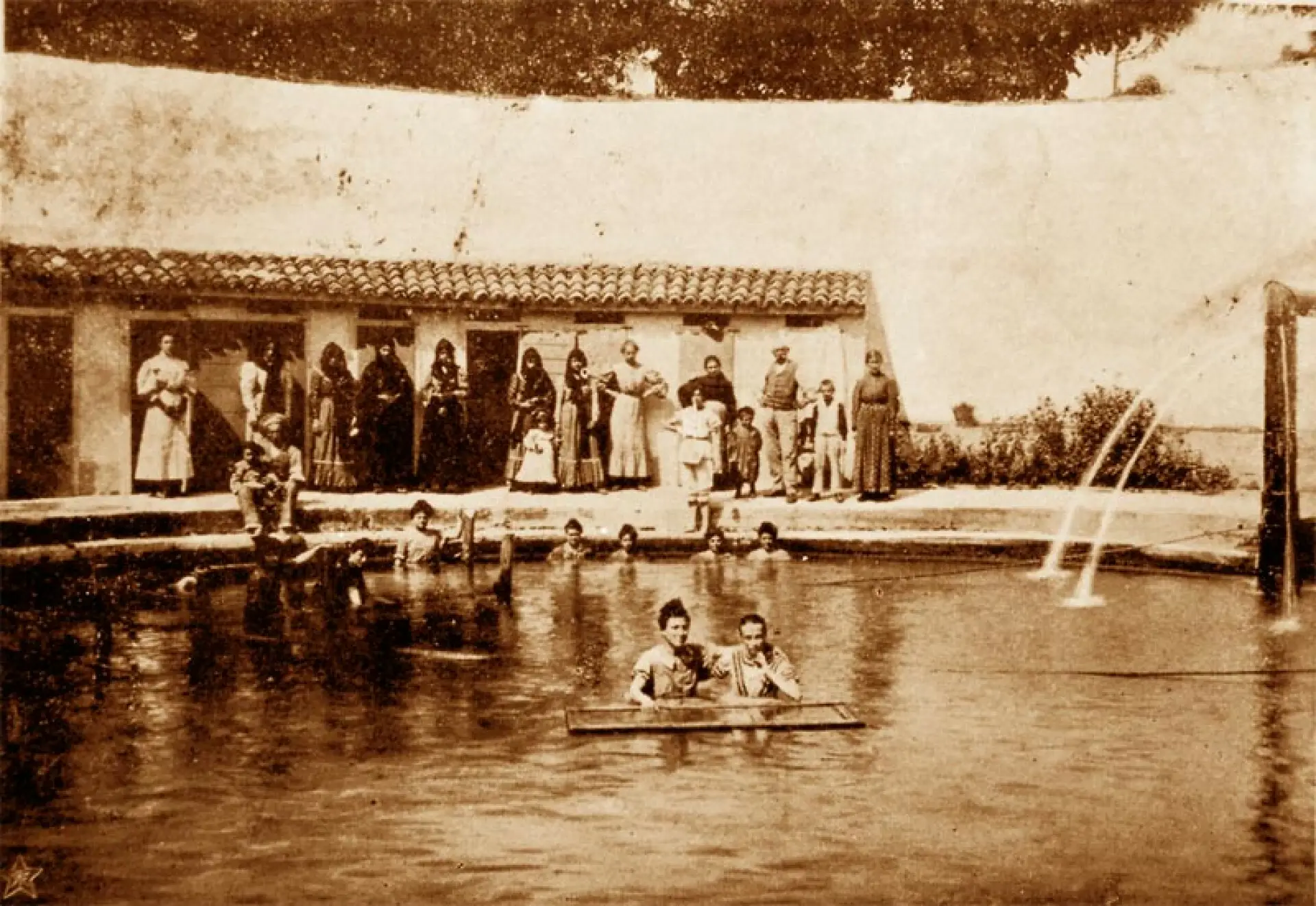Foto storica delle terme con persone che fanno cure nell'acqua