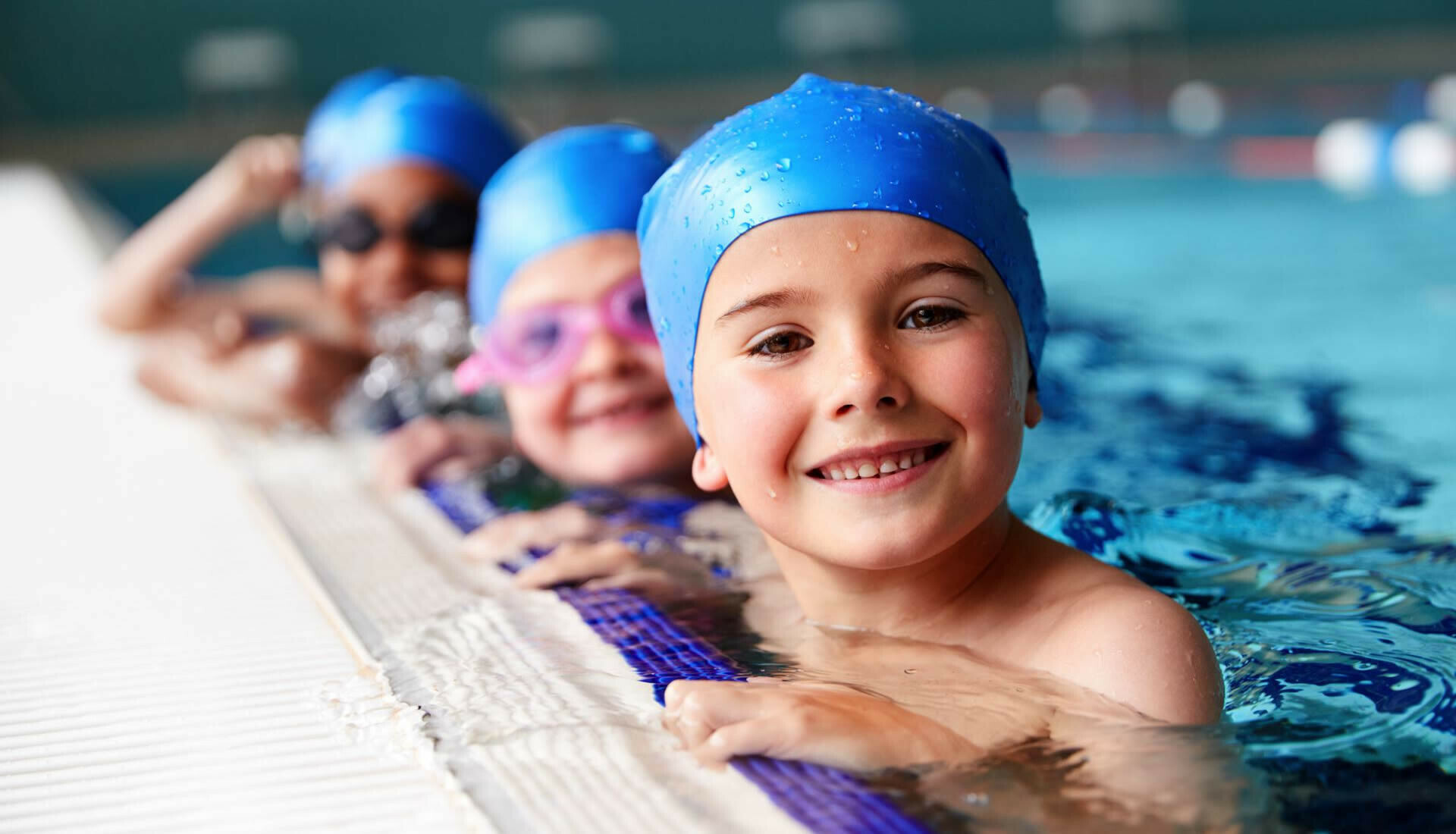 Bambini durante il corso di nuoto