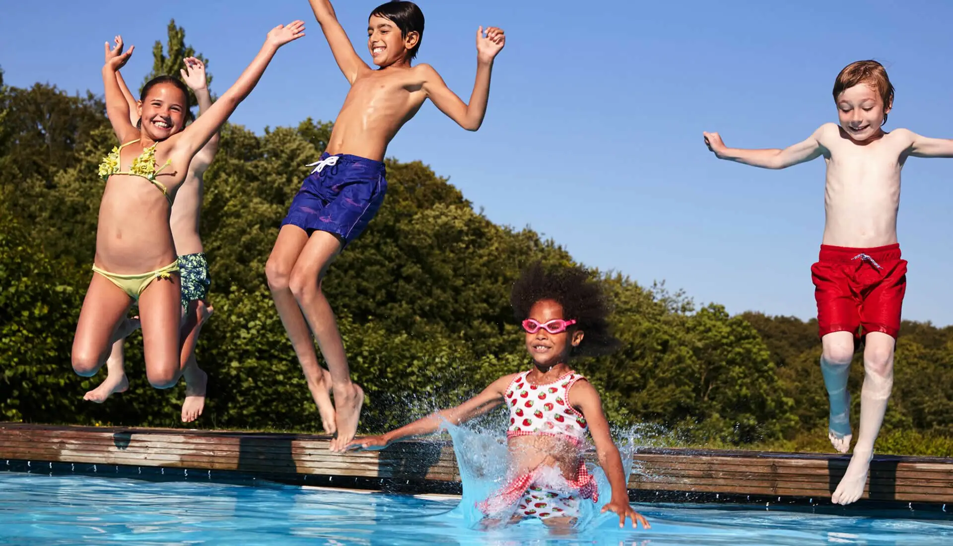 Ragazzini che si tuffano in piscina