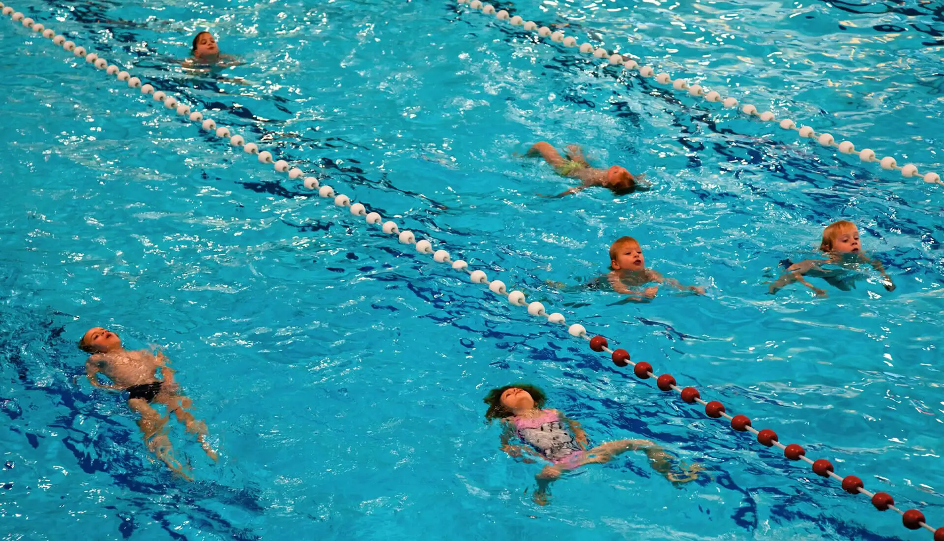 Ragazzini al corso di nuoto