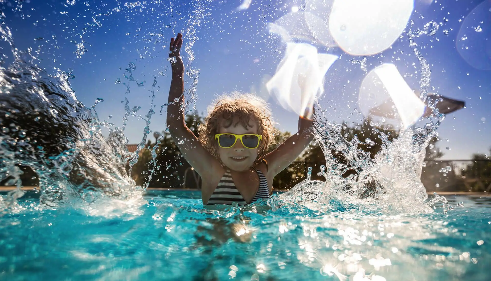 Bambina che si diverte in acqua