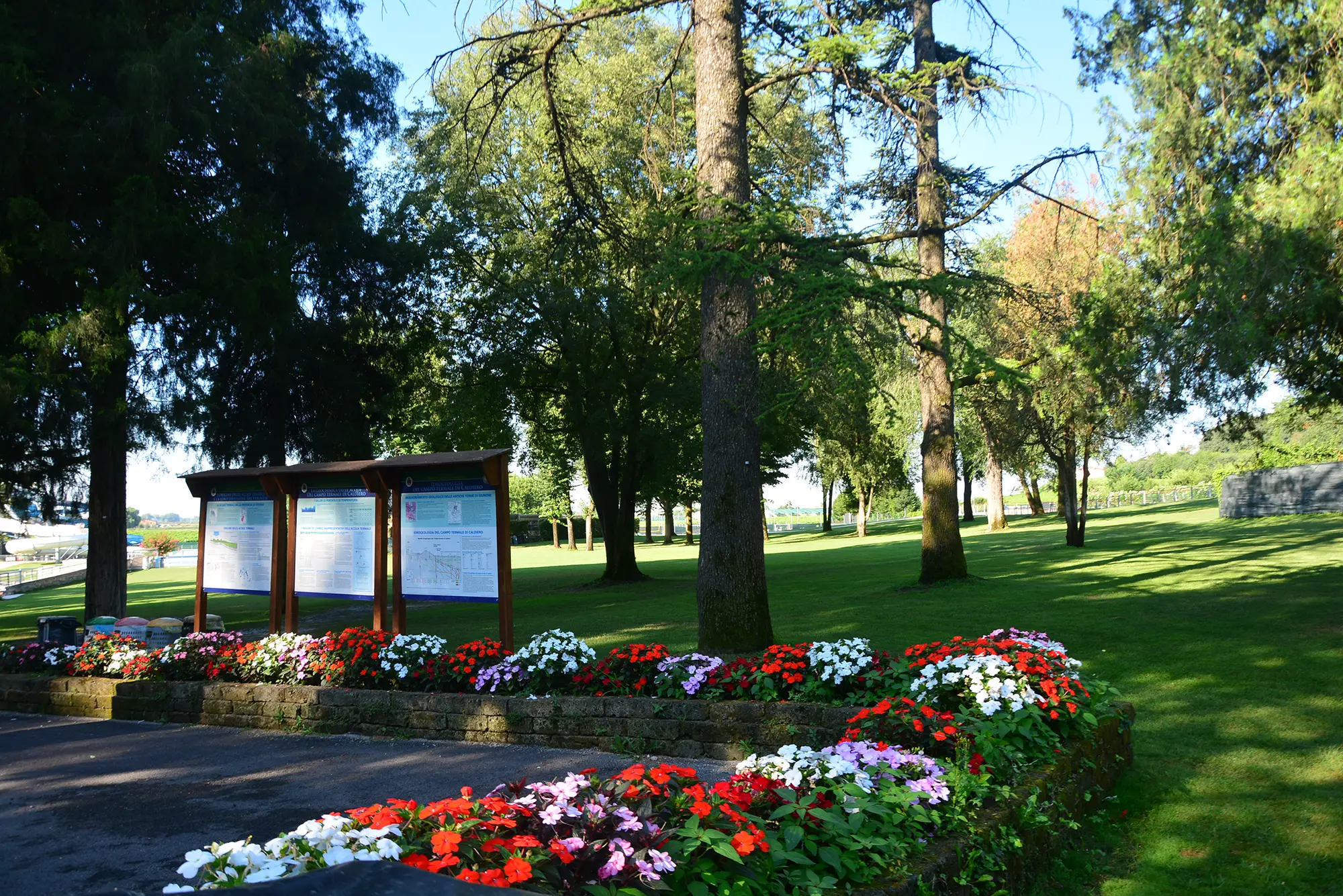 Parco alle terme di Giunone con erba verde e fiori colorati