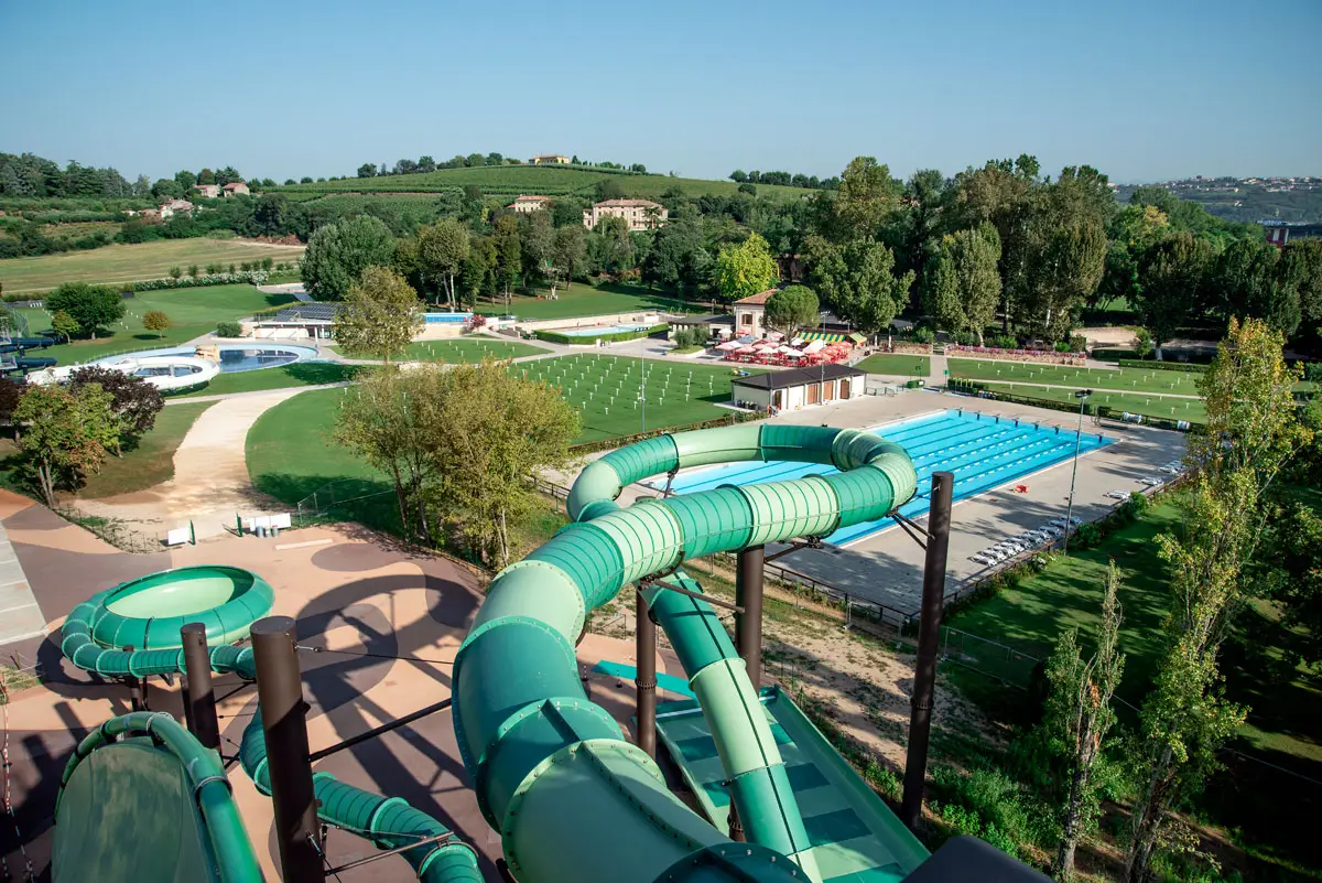 Scivolo e parco visti dall'alto