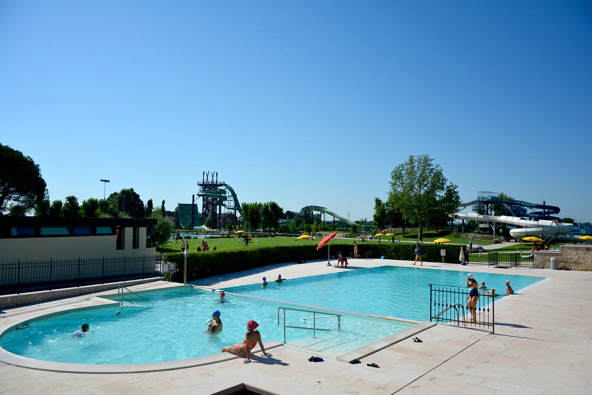 Piscina per i più piccoli con persone che fanno il bagno