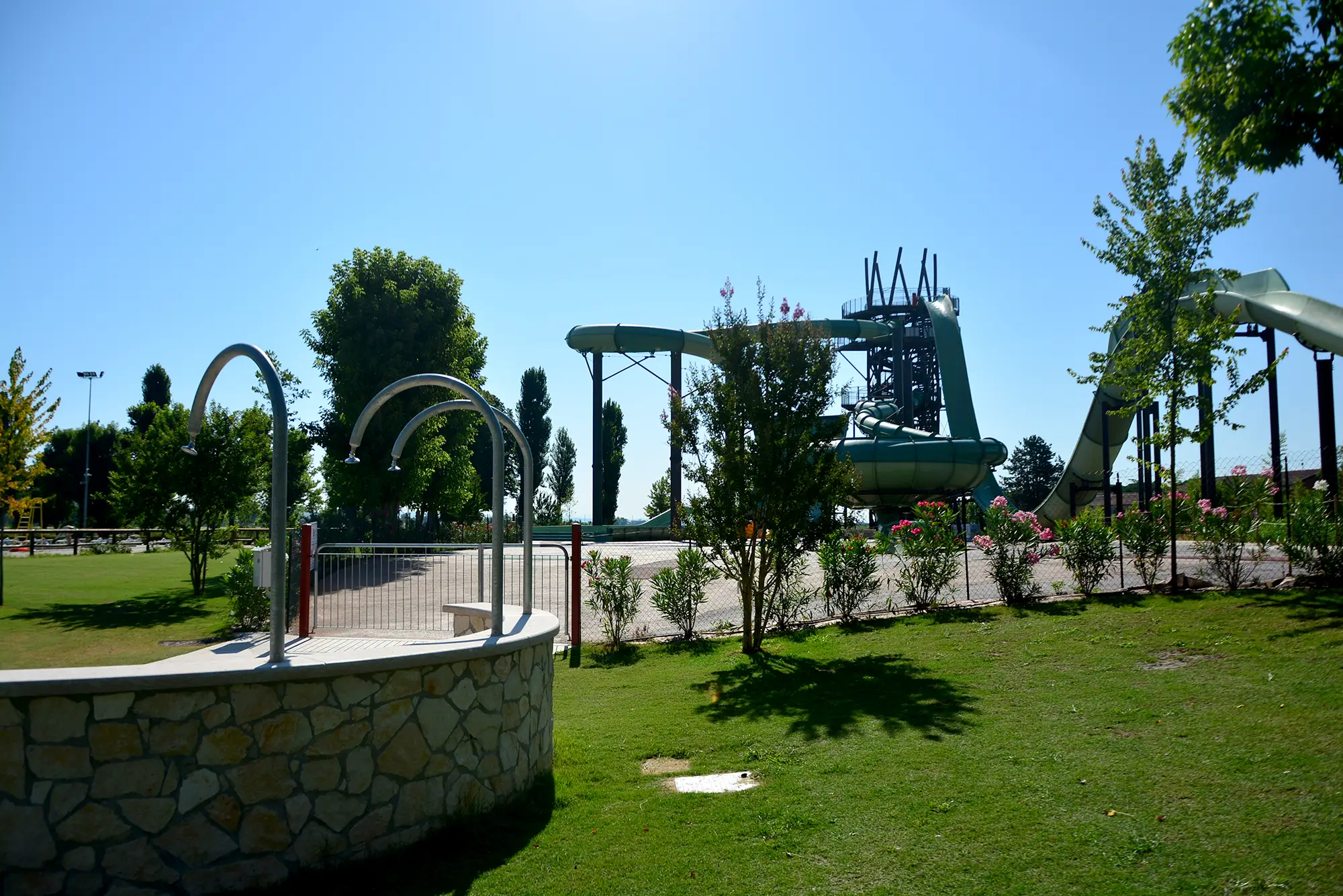 Scivolo acquatico con giardino