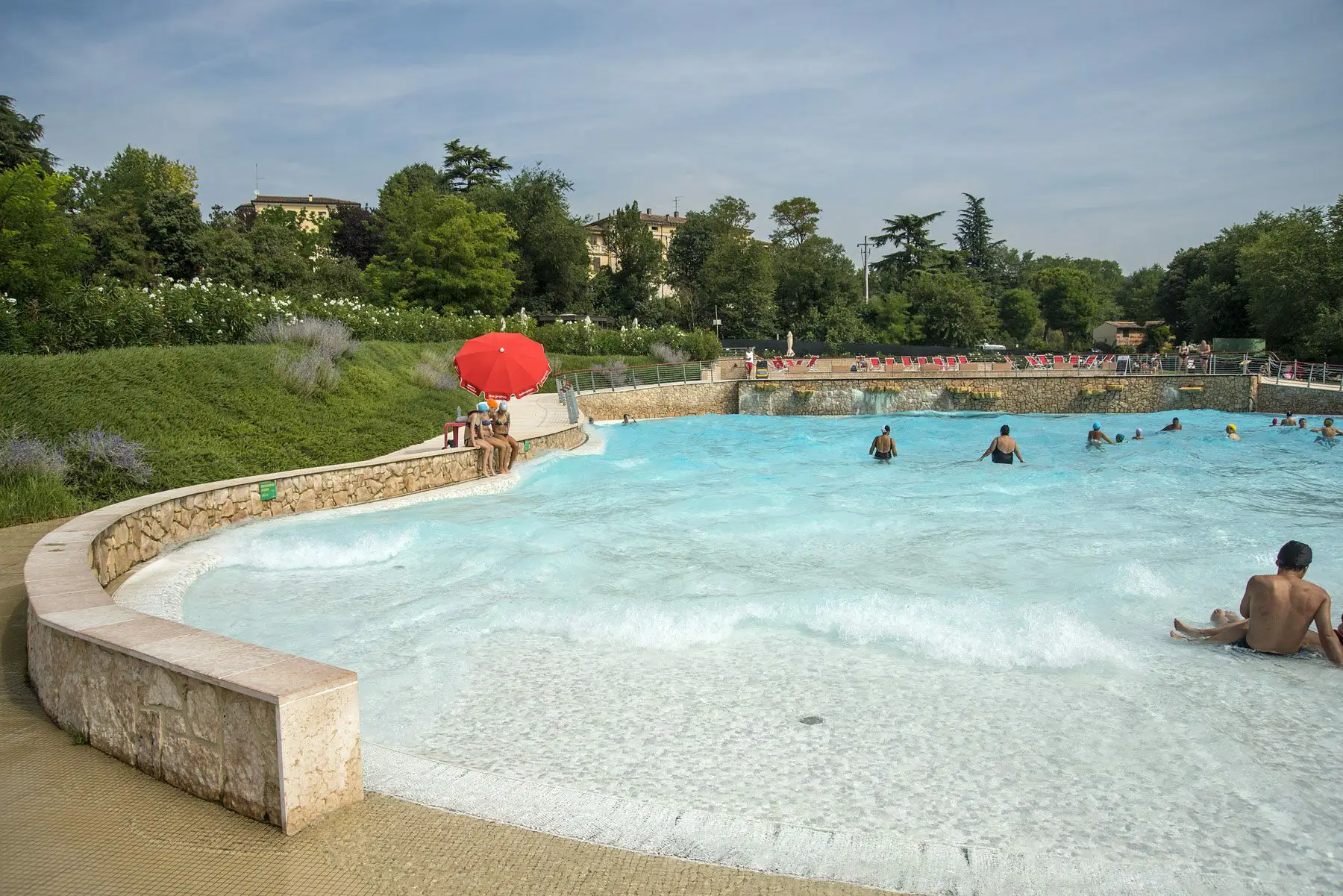 Piscina ad onde con persone