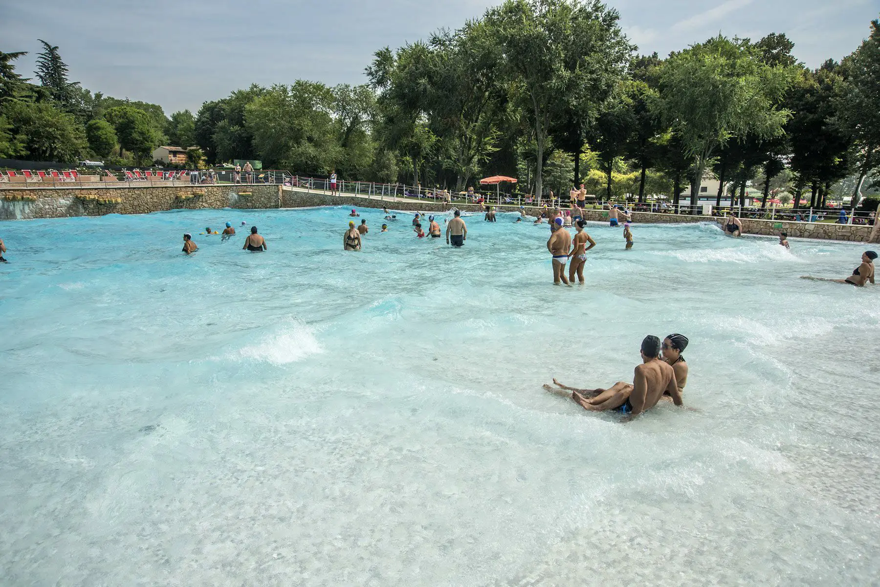 Piscina ad onde con persone
