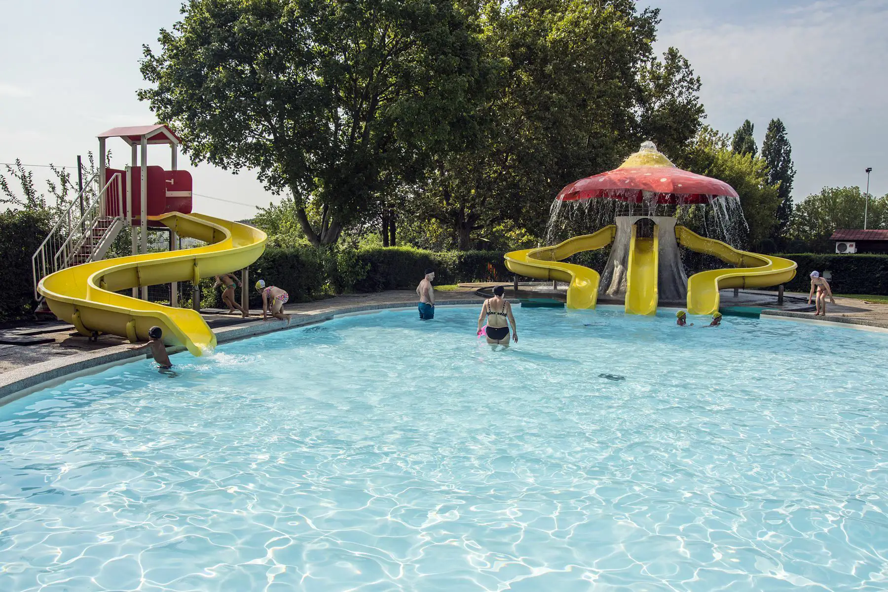 Scivolo per i bambini piccoli che finisce in acqua