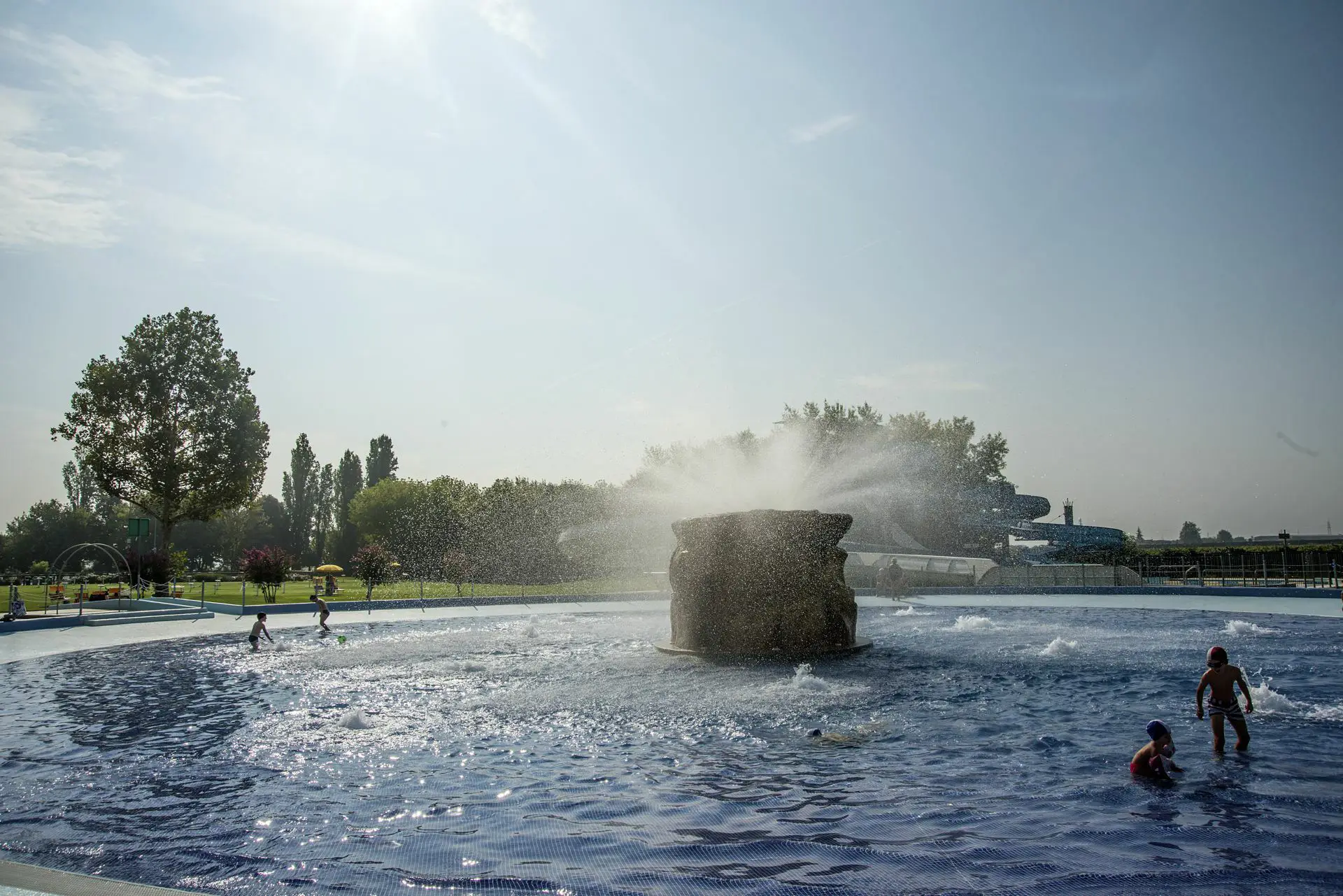 Raining Pool con persone che fanno il bagno