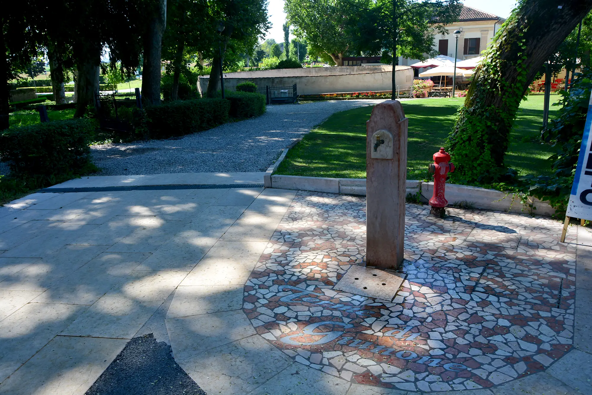 Fontana di acqua in mezzo al parco